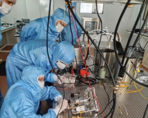 Équipes MAAGM et IPGP pendant l'intégration d'un prototype de sismomètre lunaire